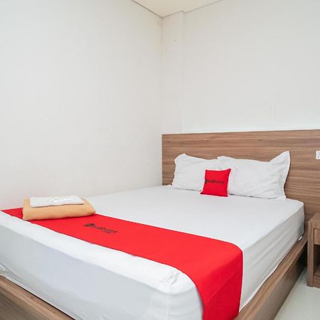 Reddoorz Plus @ Jalan Pemuda Timur ボジョネゴロ エクステリア 写真