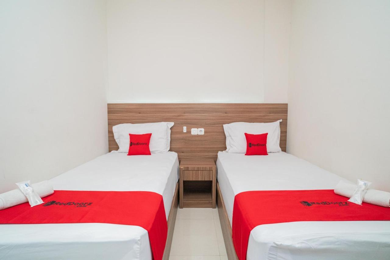 Reddoorz Plus @ Jalan Pemuda Timur ボジョネゴロ エクステリア 写真
